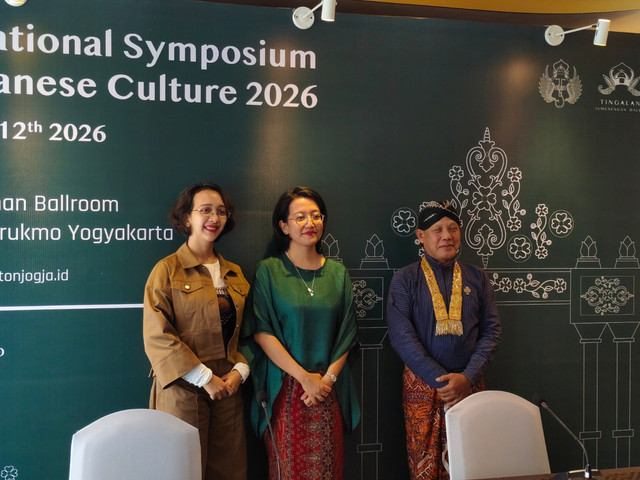 Penghageng Kawedanan Tandha Yekti Gusti Kanjeng Ratu Hayu (tengah), dan Penghageng KHP Nitya Budaya Keraton Yogyakarta GKR Bendara (paling kiri) dan Wakil Penghageng Kawedanan Kridhamardawa, Keraton Yogyakarta, KMT Suryawasesa, Sabtu (11/4/2026). Foto: Arfiansyah Panji Purnandaru/kumparan