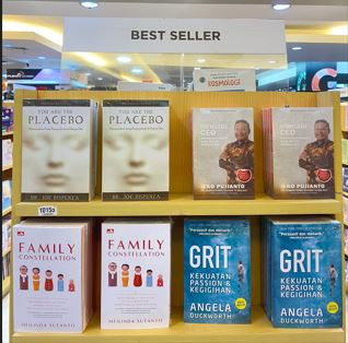 Buku-Buku Umum di Rak Toko Buku (Sumber Foto: Pribadi)