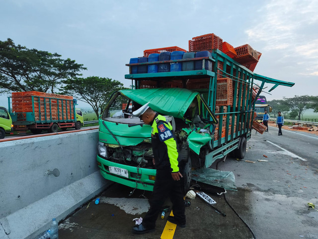 Kecelakaan melibatkan bus dan truk di KM 621.200 jalur B Ruas Tol Nganjuk- Caruban. Foto: Dok. Istimewa