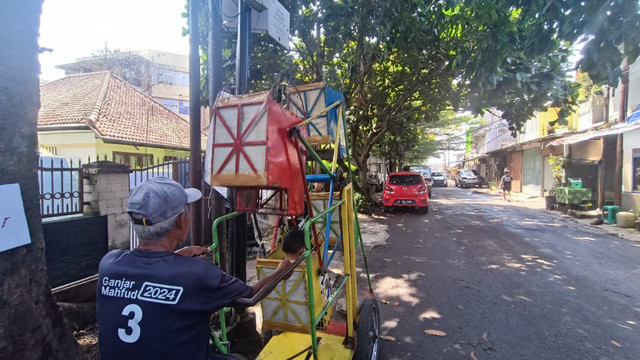 Entus (65) tukang odong-odong keliling saat ditemui di Jalan Samoja, Kota Bandung, Sabtu (11/4/2026). Foto: Abisatya/kumparan