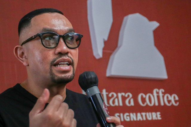 Wakil Ketua Komisi III DPR RI Ahmad Sahroni memberikan klarifkasi terkait percobaan penipuan terhadap dirinya yang dilakukan oleh pegawai Komisi Pemberantasan Korupsi (KPK) gadungan di Jakarta, Sabtu (10/4/2026). Foto: Muhammad Iqbal/ANTARA FOTO