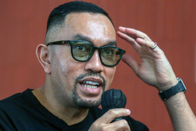 Wakil Ketua Komisi III DPR RI Ahmad Sahroni memberikan klarifkasi terkait percobaan penipuan terhadap dirinya yang dilakukan oleh pegawai Komisi Pemberantasan Korupsi (KPK) gadungan di Jakarta, Sabtu (10/4/2026). Foto: Muhammad Iqbal/ANTARA FOTO