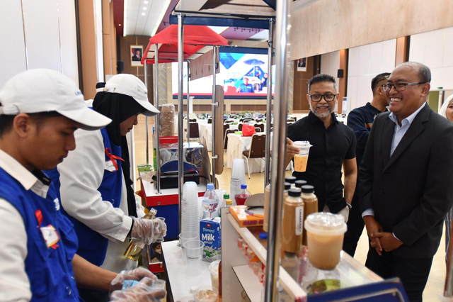 Vice President CSR & SMEPP Management Pertamina, Rudi Arifianto (kanan) saat mengunjungi stand usaha peserta peserta UMiMAX di Auditorium Universitas Pertamina, Jakarta pada Selasa (7/4). Foto: Dok. Pertamina