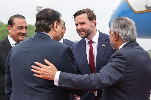JD Vance berjabat tangan dengan pejabat Pakistan setibanya untuk pembicaraan perdamaian AS-Iran, disaksikan Asim Munir dan Mohammad Ishaq Dar di Islamabad, Sabtu (11/4/2026). Foto: Jacquelyn Martin/POOL/AFP