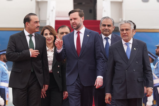 JD Vance berbincang dengan Asim Munir dan Ishaq Dar setibanya untuk pembicaraan perdamaian AS-Iran di Islamabad, Sabtu (11/4/2026). Foto: Jacquelyn Martin/POOL/AFP