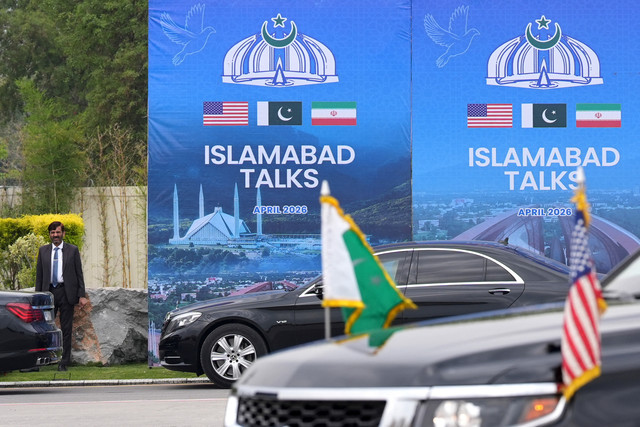Seorang pejabat Pakistan berdiri saat menyambut kedatangan JD Vance untuk pembicaraan perdamaian AS-Iran di , Sabtu (11/4/2026). Foto: Jacquelyn Martin/POOL/AFP