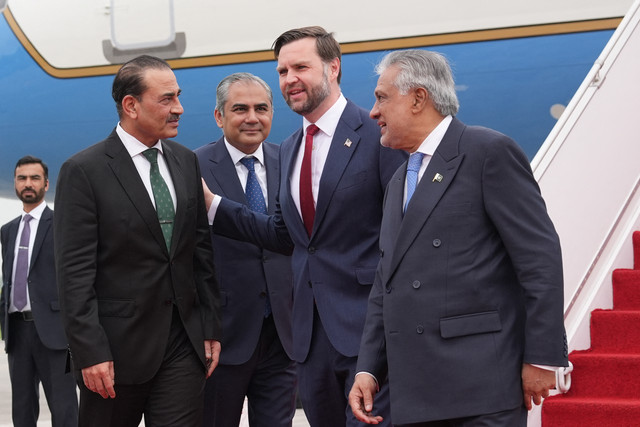 JD Vance berbincang dengan Asim Munir, Mohsin Raza Naqvi, dan Mohammad Ishaq Dar setibanya untuk pembicaraan di Islamabad, Sabtu (11/4/2026). Foto: Jacquelyn Martin/POOL/AFP