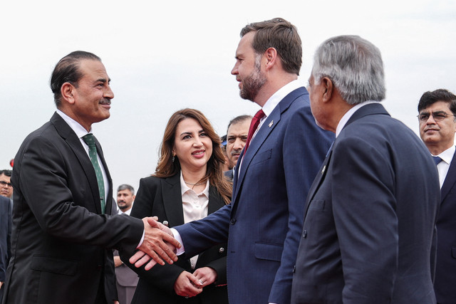 JD Vance berjabat tangan dengan pejabat Pakistan setibanya untuk pembicaraan perdamaian AS-Iran, disaksikan Asim Munir dan Mohammad Ishaq Dar di Islamabad, Sabtu (11/4/2026). Foto: Jacquelyn Martin/POOL/AFP