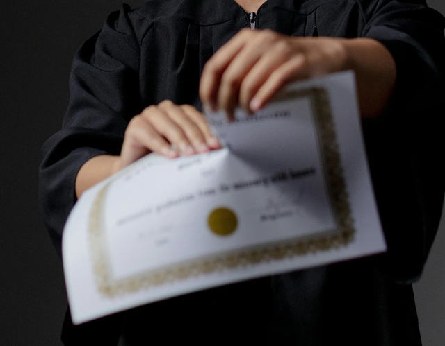 foto ilustrasi ijazah sekolah dari pexels : Ron Lach