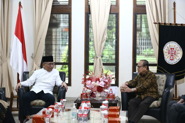 Ketua Umum Pengurus Besar Nahdlatul Ulama (PBNU), Yahya Cholil Staquf alias Gus Yahya bertemu dengan Uskup Agung Jakarta, Kardinal Ignatius Suharyo Hardjoatmodjo di Wisma Keuskupan Agung Jakarta, Jumat (10/4/2026). Foto: Dok. PBNU