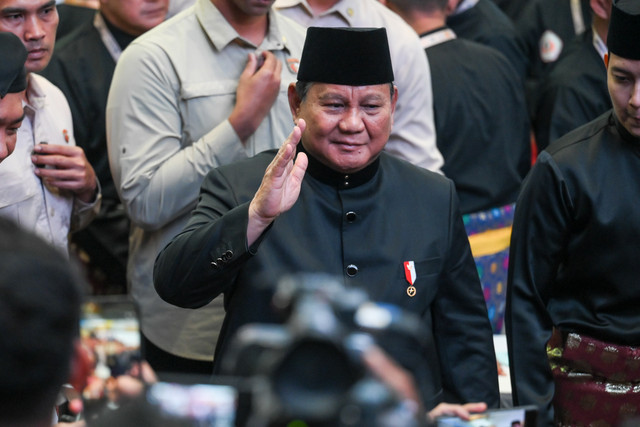 Presiden yang juga Ketua Umum Pengurus Besar Ikatan Pencak Silat Indonesia (PB IPSI) Prabowo Subianto menyapa peserta saat menghadiri pembukaan Musyawarah Nasional (Munas) XVI PB IPSI di JCC Senayan, Jakarta, Sabtu (11/4/2026).  Foto: Hafidz Mubarak A/ANTARA FOTO