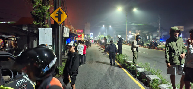 Warga sweeping balap liar di jalan Ring Road, depan pasar Condong Catur. Foto: Dok. Polresta Sleman