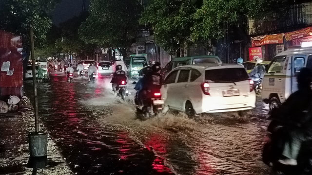 Kendaraan melintasi banjir di Jalan Ahmad Yani, Kota Bandung, Sabtu (11/4/2026). Foto: Abisatya/kumparan