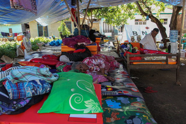 Sejumlah warga beristirahat di tenda pengungsian di Terong, Adonara Timur, Flores Timur, Nusa Tenggara Timur, Sabtu (11/4/2026).  Foto: Mega Tokan/ANTARA FOTO