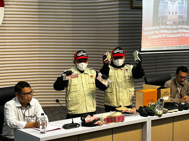 Barang bukti sepatu mewah beserta uang tunai senila 300 juta yang disita dari OTT Bupati Tulungagung, Sabtu (11/4/2026). Foto: Rayyan/Kumparan