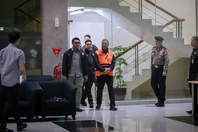 Bupati Tulungagung Gatut Sunu Wibowo (ketiga kanan) mengenakan rompi tahanan usai menjalani pemeriksaan setelah terjaring Operasi Tangkap Tangan (OTT) di Gedung Merah Putih KPK, Jakarta, Minggu (12/4/2026). Foto: Jamal Ramadhan/kumparan