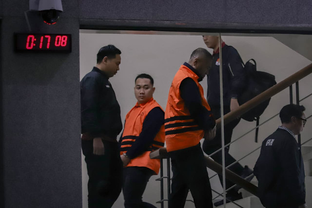 Bupati Tulungagung Gatut Sunu Wibowo berjalan menuju mobil tahanan usai ditetapkan sebagai tersangka kasus pemerasan oleh KPK, Minggu (12/4/2026). Foto: Jamal Ramadhan/kumparan