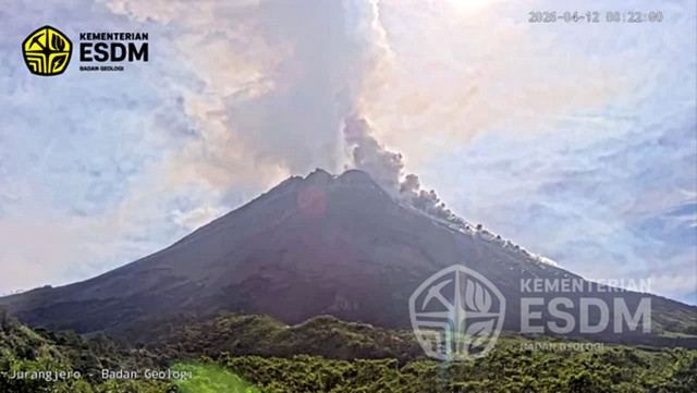Awan panas guguran yang terjadi di Gunung Merapi pada Minggu (12/4/2026) pukul 08.21 WIB. Foto: Dok. BPPTKG