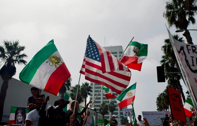 Bendera Iran & Amerika berdampingan. (Foto:  Craig Melville, under the Unsplash license)