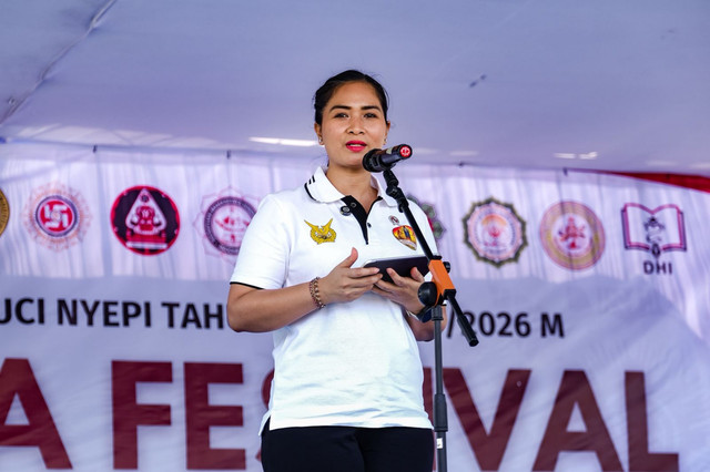 Wakil Menteri Pariwisata (Wamenpar) Ni Luh Puspa, saat memberikan sambutan pada acara Saka Yoga Festival 2026 di Lapangan Aldiron Pancoran, Sabtu (11/4/2026). Foto: Dok. Kemenpar