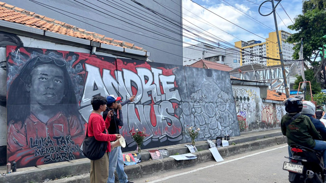 Mural bergambarkan Andrie Yunus dan proses pembuatannya yang berada di Jalan Talang, Salemba, Jakarta Selatan pada Minggu (12/4/2026). Foto: Ryan Iqbal/kumparan