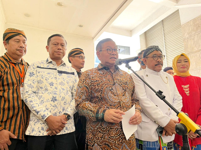 Gubernur DKI Jakarta Pramono Anung (ketiga kanan) usai Halal Bihalal Paguyuban Jawa Tengah di Kantor Wali Kota Jakarta Timur, Minggu (12/4/2026). Foto: Nasywa Athifah/kumparan