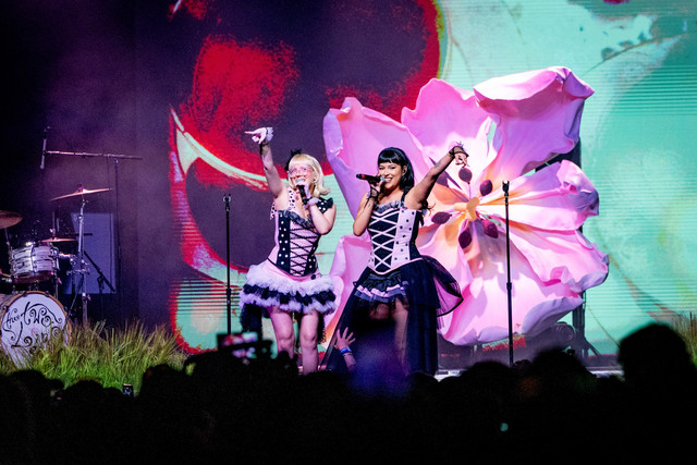 Andrea dan Jewlz dari Two Lips tampil di atas panggung di Sonora Tent selama Festival Musik dan Seni Coachella Valley 2026 di Empire Polo Club di Indio, California, AS, Sabtu (10/4/2026). Foto: Emma McIntyre/Getty Images for Coachella/AFP