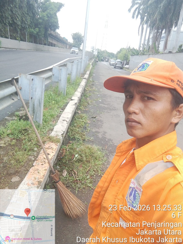 Aktivitas Mukhlisin (41) sebagai PPSU Penjaringan, Jakarta Utara. Foto: Dok. Istimewa
