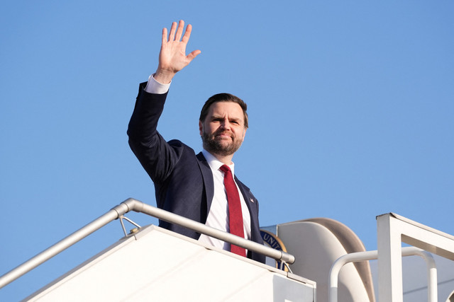 Wakil Presiden AS JD Vance melambaikan tangan saat naik ke pesawat Air Force Two setelah menghadiri pembicaraan tentang Iran di Islamabad, Pakistan, Minggu (12/4/2026). Foto: Jacquelyn MARTIN / POOL / AFP