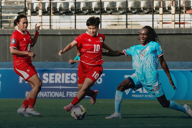 Sheva Imut (tengah) mencoba menendang ke arah gawang RD Kongo, pada pertandingan FIFA Women's Series 2026, Minggu (12/4). Foto: Dok. Instagram @timnasindonesia