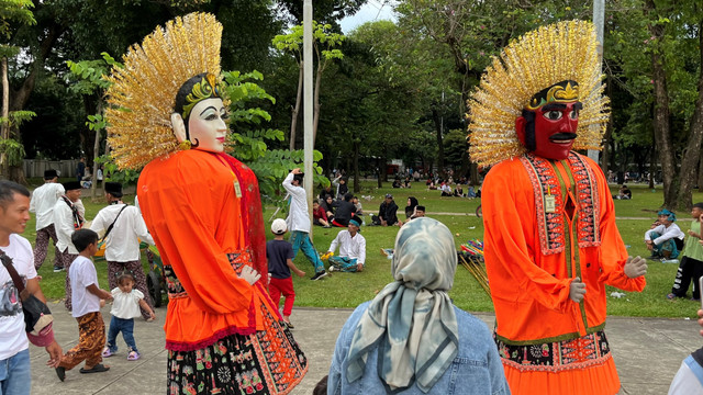 Pertunjukan ondel-ondel di acara Lebaran Betawi 2026 yang digelar di Lapangan Banteng, Jakarta Pusat, Minggu (12/4/2026). Foto: Gitario Vista Inasis/kumparan
