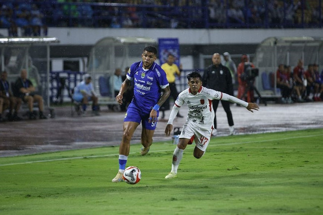 Pemain Persib Bandung Berguinho berusaha melewati pemain Bali United Rahmat Arjuna pada pertandingan Super League di Stadion GBLA, Bandung, Minggu (12/4/2026). Foto: Persib