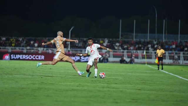Malut United melawan Dewa United pada pertandingan Super League di Stadion Kie Raha, Ternate, Minggu (12/4/2026). Foto: Malut United