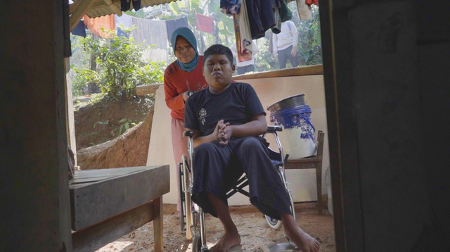 Nurdin penerima bantuan kursi roda dari Kementerian Sosial RI. Foto: Kemensos RI