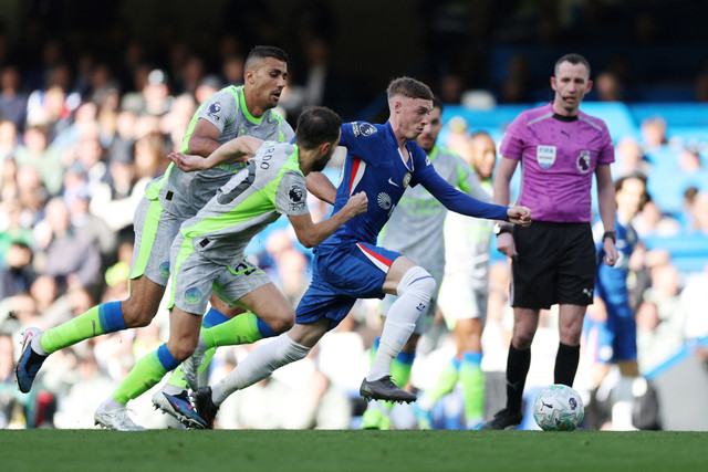 Pemain Chelsea Cole Palmer berusaha melewati pemain Manchester City Rodri dan Bernardo Silva pada pertandingan Liga Inggris di Stamford Bridge, London, Inggris, Minggu (12/4/2026). Foto: Paul Childs/REUTERS