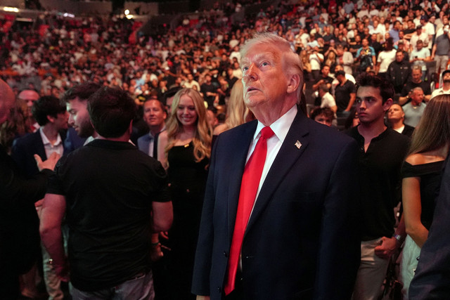 Presiden AS, Donald Trump, nonton duel UFC 327 digelar di Kaseya Center, Miami, Florida, pada Minggu (12/4). Foto: Julia Demaree Nikhinson/Pool via REUTERS