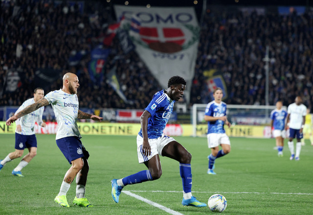 Federico Dimarco dan Assane Diao saat Como vs Inter Milan dalam laga pekan ke-32 Liga Italia 2025/26 di Stadion Giuseppe Sinigaglia, Senin (13/4) dini hari WIB. Foto: REUTERS/Claudia Greco