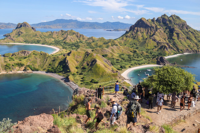 Sejumlah wisatawan mendaki bukit Pulau Padar guna menikmati keindahan bentangan alam Taman Nasional Komodo (TNK) di Manggarai Barat, Nusa Tenggara Timur (NTT), Minggu (12/4/2026). Foto: Gecio Viana/ANTARA FOTO