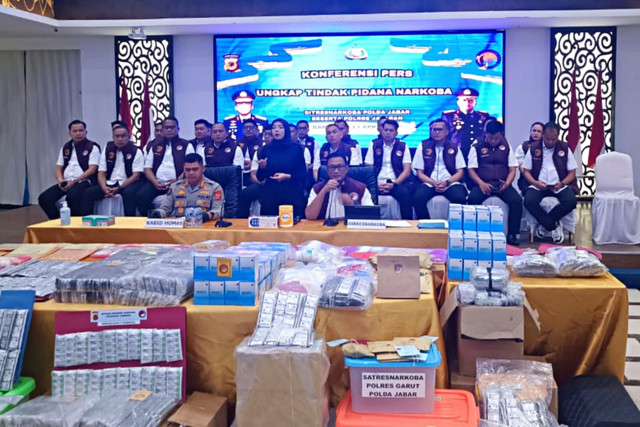 Kabid Humas Polda Jabar, Kombes Pol Hendra Rochmawan dan Dirresnarkoba Polda Jabar, Kombes Pol Albert dalam konferensi pers Ungkap Tindak Pidana Narkoba di Aula Dirlantas Polda Jabar pada Senin (13/4/2026). Foto: Abisatya/kumparan
