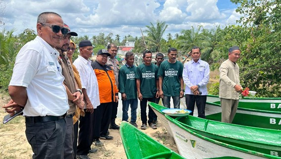 Indonesia Berdaya Dompet Dhuafa menggulirkan bantuan pemulihan ekonomi pasca bencana kepada 31 nelayan yang tergabung dalam kelompok pembudidaya ikan (POKDAKAN) Maju Bersama pada Rabu, 08/04/2026 di Manyak Payed, Aceh Tamiang. Prosesi serah terima bantuan ini disaksikan langsung oleh Staf Ahli Bupati Bidang Ekonomi, Keuangan, dan Pembangunan Kab. Aceh Tamiang bapak Yunus S.P, Sekretaris Dinas Pangan, Kelautan, dan Perikanan bapak Sjoekrie Haroen, Camat Manyak Payed, Kepala Desa Ujung Tanjung, Stakeholder, dan Tokoh Masyarakat.