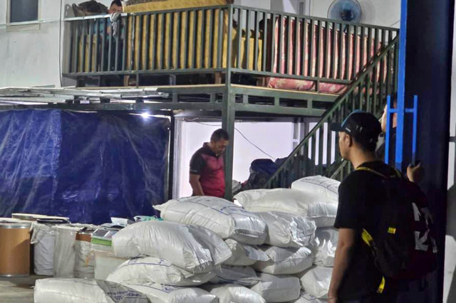 Pengamanan pabrik zenix atau carisorprodol yang diamankan oleh Polda Metro Jaya di Kota Semarang, Jawa Tengah. Foto: Dok. Istimewa