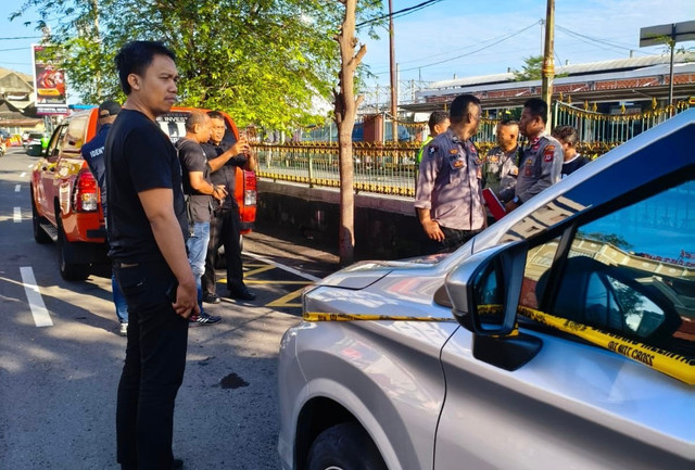 Seorang taksi online ditemukan meninggal dunia di samping mobilnya yang terparkir di kawasan selatan Stasiun Tugu Yogyakarta, Senin (13/4) pagi. Foto: Dok. Polresta Yogyakarta