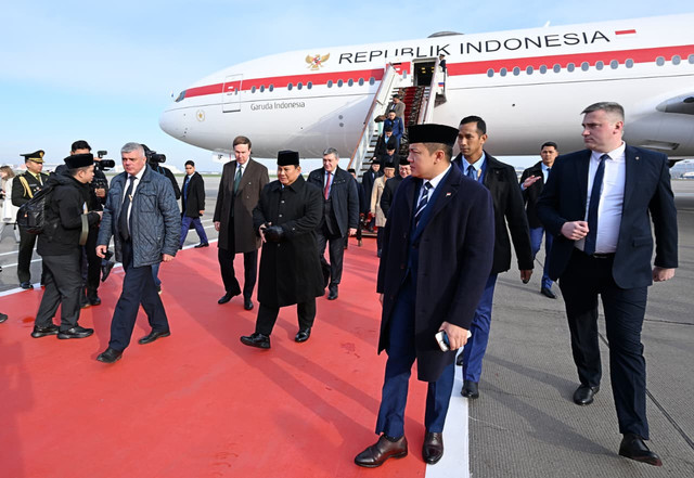 Presiden Republik Indonesia, Prabowo Subianto tiba di Bandara Vnukovo-2 di Moskow, Federasi Rusia, pada Senin (13/4/2026). Foto: Muchlis Jr/Biro Pers Sekretariat Presiden
