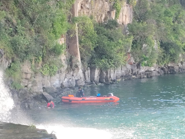 Proses pencarian mahasiswa dari kampus UNIKA hilang di Air Terjun Situmurun Danau Toba, Minggu (12/4/2026). Foto: Dok. Polres Toba