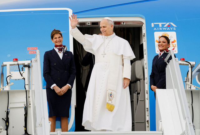 Paus Leo XIV melambaikan tangan saat menaiki pesawat kepausan menjelang perjalanan apostolik pertamanya ke Aljazair, Angola, Kamerun, dan Guinea Ekuatorial, di Bandara Fiumicino, dekat Roma, Italia, 13 April 2026. Foto: Reuters/Remo Casilli