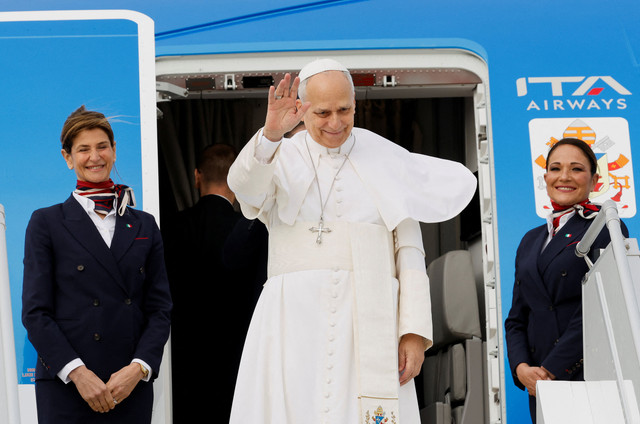 Paus Leo XIV melambaikan tangan saat menaiki pesawat kepausan menjelang perjalanan apostolik pertamanya ke Aljazair, Angola, Kamerun, dan Guinea Ekuatorial, di Bandara Fiumicino, dekat Roma, Italia, 13 April 2026. Foto: REUTERS/Remo Casilli