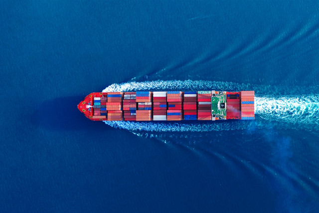 Kapal kargo untuk mendorong pertumbuhan investasi ekonomi biru. Foto: GreenOak/Shutterstock