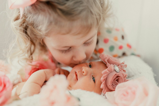 Ilustrasi kakak dan adik perempuan. Foto: Unsplash