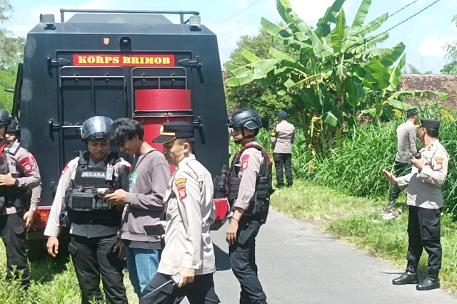 Petugas memusnahkan granat manggis yang ditemukan di sebuah kotak kayu di salah satu rumah di Caturharjo, Kapanewon Sleman, Kabupaten Sleman, Senin (13/4/2026). Foto: Dok. Polresta Sleman