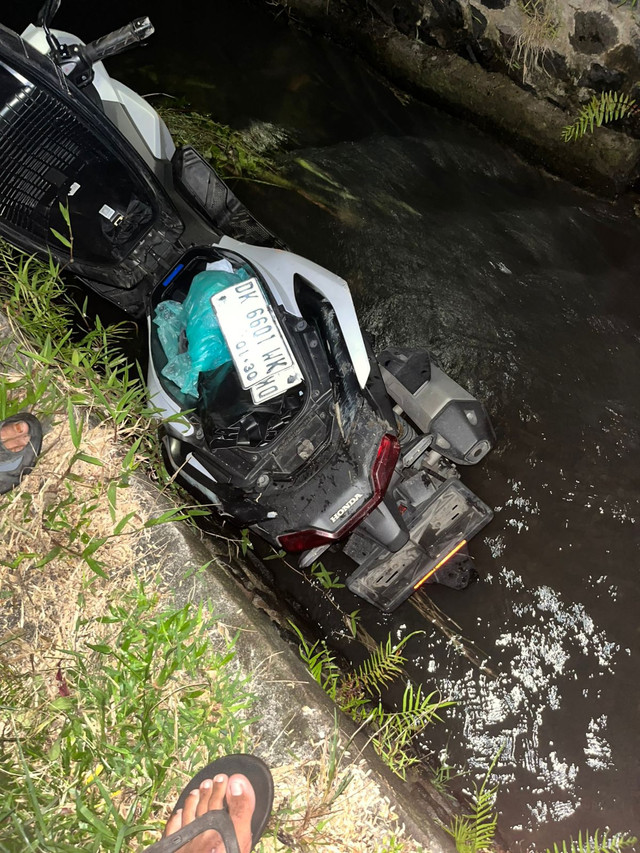 Motor milik D, diduga pelaku pelecehan seksual jatuh ke saluran irigasi pada Minggu (12/4/2026). Foto: Dok. Polres Jembrana